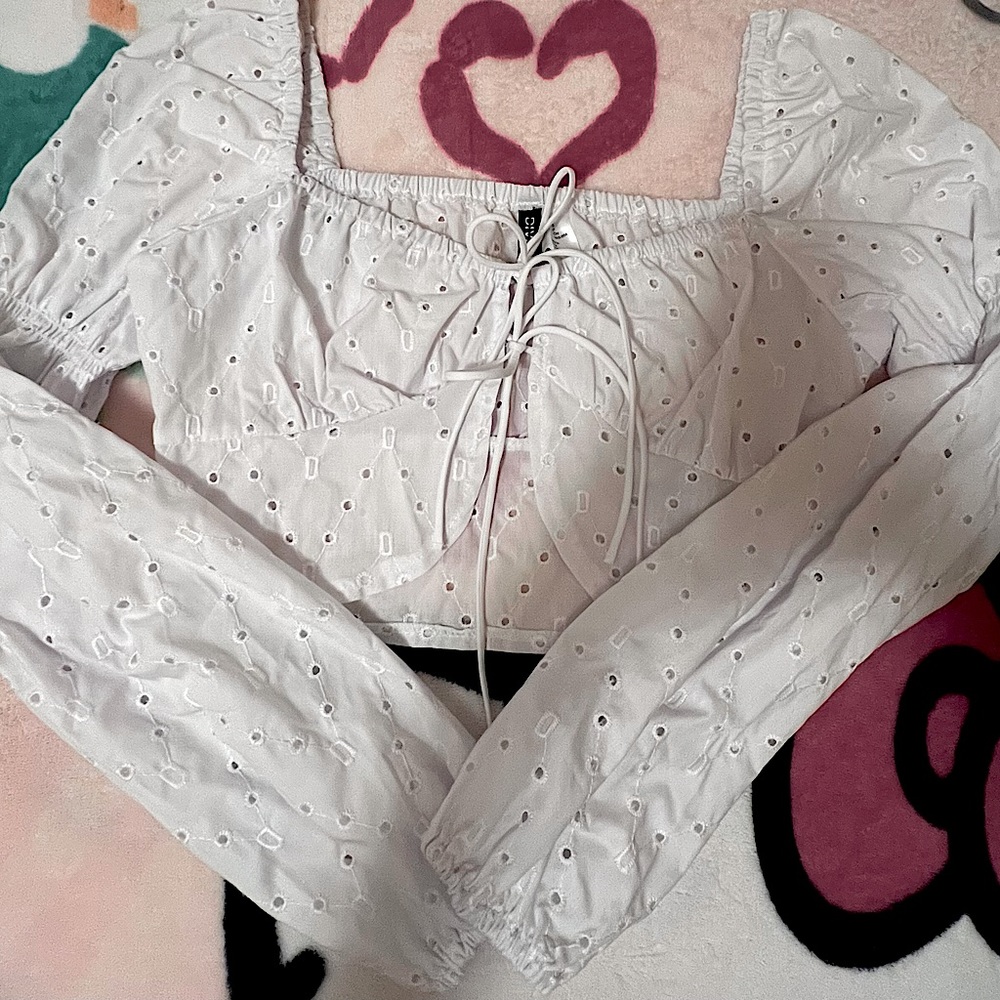 white cropped sleeved blouse